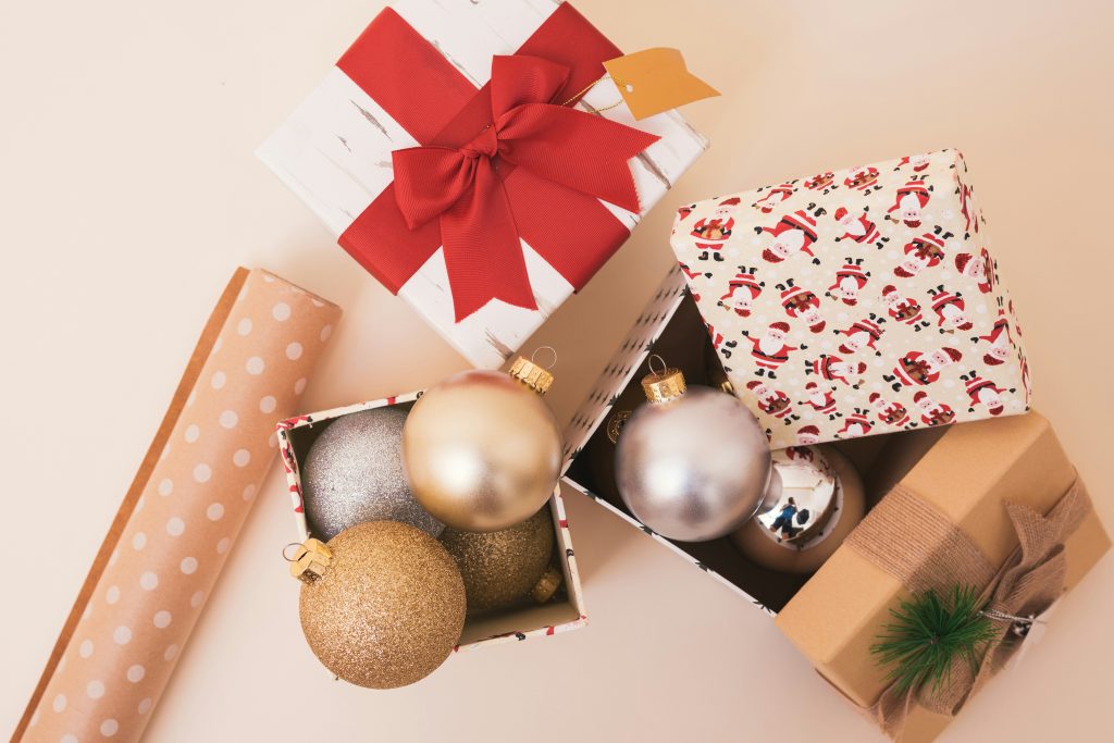 how to organize presents under the tree