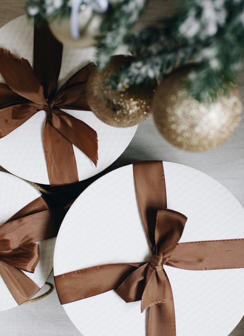 how to organize presents under the tree